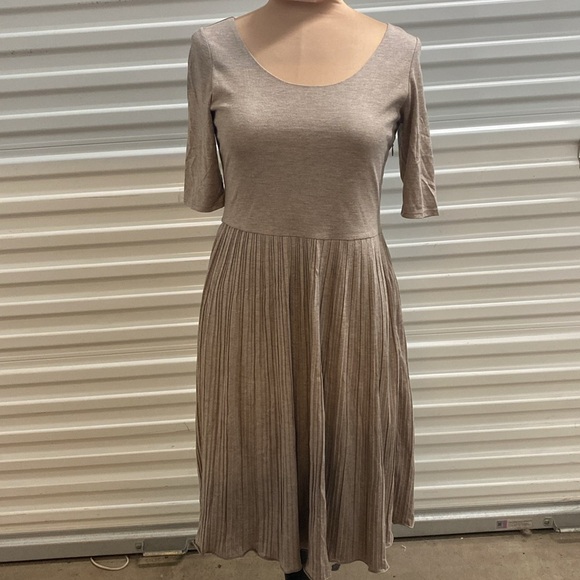 Banana Republic Dresses & Skirts - Banana Republic tan oatmeal half sleeve pleated knit midi‎ dress